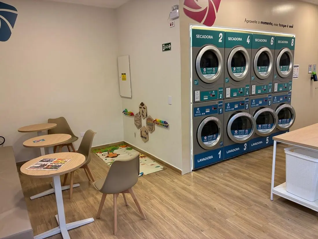 Sofá, TV e área de espera da lavanderia La Ville Express Itaquera
